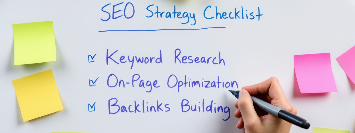 Multilingual SEO strategy checklist on whiteboard with keywords, on-page optimization, backlinks.